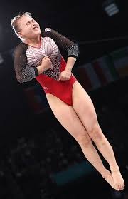 山东男篮激烈对决青岛男篮，裁判控场不足引发热议，球员受伤成焦点。